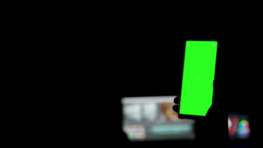 暗室绿屏幕智能手机视频