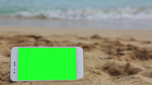 海滩上有绿色屏幕的电话视频