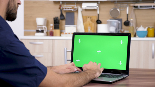 用绿色屏幕在笔记本电脑键盘上打字视频