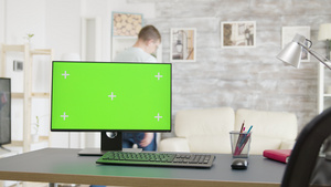 在明亮和光亮的客厅中的绿屏幕电脑15秒视频