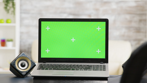 现代绿色屏幕显示台式笔记本电脑放在无人在的房间里12秒视频