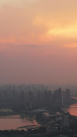 航拍城市夕阳落日晚霞天空地标电视信号塔科技数码素材信号素材56秒视频