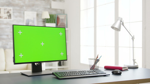 在明亮的客厅里使用孤立的模拟绿色屏幕10秒视频