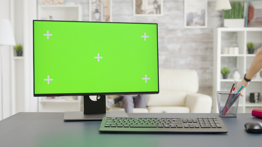 pc屏幕在明亮的客厅显示单独的模拟绿色屏幕视频