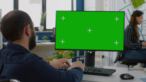 公司职员在办公室使用绿幕电脑18秒视频