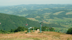 旅游者在绳道上享受风景19秒视频