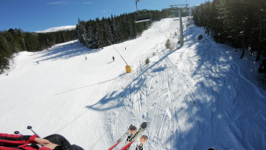 在阳光明媚的一天搭乘高级快快滑雪电梯视频