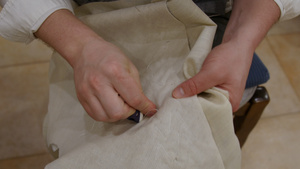 裁缝缝制衣物75秒视频