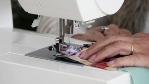 缝纫机上的多彩混合布料34秒视频