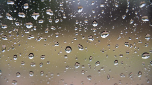 窗口上的雨滴30秒视频