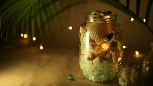 用于家居装饰的热带贝壳玻璃罐用于海滩主题室内装饰的视频