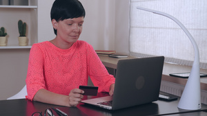 女性在工作时使用互联网购买16秒视频