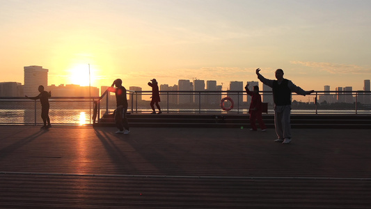 朝阳中海湾休闲平台上打太极的人视频