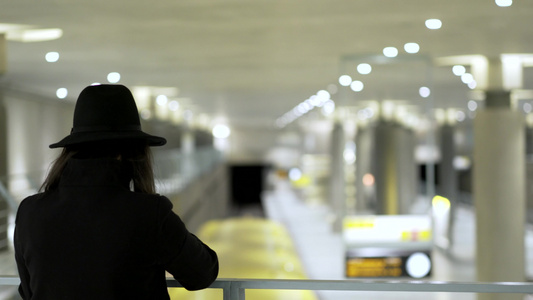 地铁到达地铁站时拍摄摄影照片的女女子视频