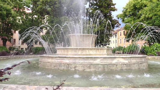 喷泉在Italy4里流传的乌贝托梅林广场视频