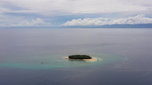 海洋中的热带岛屿视频