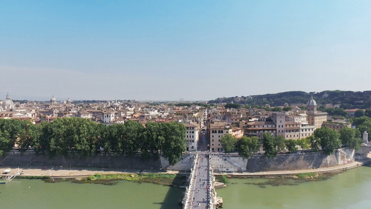 在蒂伯尔河上有圣安其罗和意大利罗马的伊曼纽埃尔两座视频
