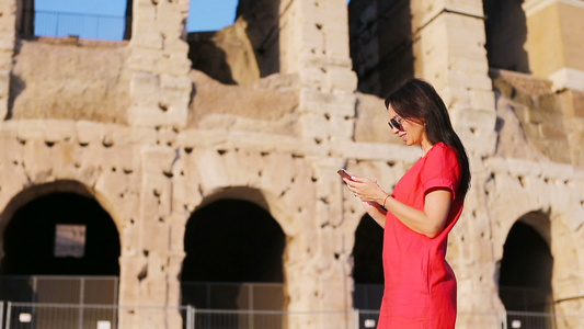 年轻女子在盛大面前用智能手机在意大利罗美手握着智能视频