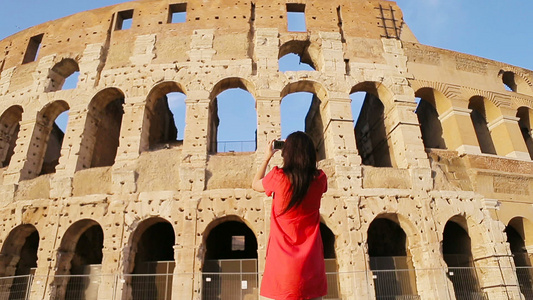 年轻女子在意大利罗马斗兽场前拍照为世界上最受欢迎的视频