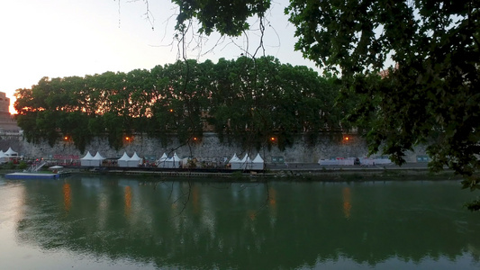 在意大利的罗马日落时河和卡斯特尔桑特安其罗堡垒风景视频
