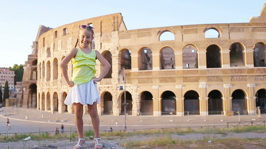 可爱的活跃小姑娘在意大利罗马大隆盛大的面前玩得开心视频
