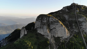 游客在日出后爬到山顶26秒视频