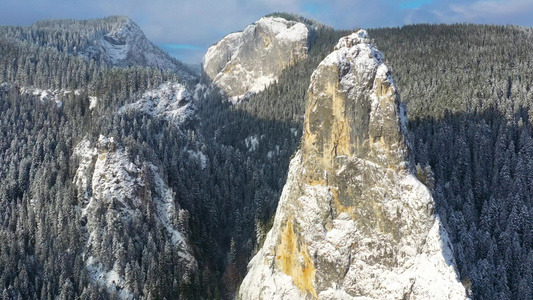 冬季大块岩石冷冻树木和山地冬季的白色岩石都可以看到视频