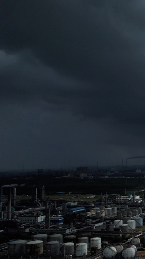 航拍乌云密布暴雨将至化工厂27秒视频