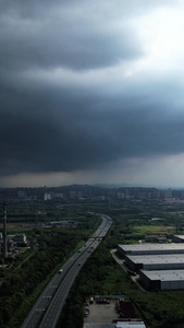 航拍乌云密布暴雨将至上空乌云密布视频