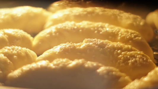新鲜烤羊角面包的折叠时间经典的Viennoiserie视频