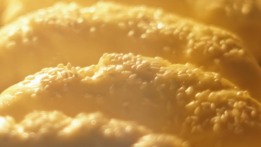 烤炉中新鲜烘烤的羊角面包早餐时间折叠视频