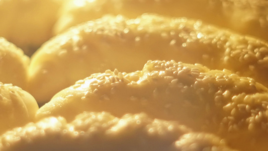 烤箱中烤面包羊角面包货物的时间折叠视频