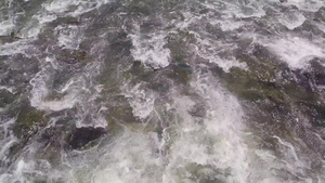 水坝上的水流13秒视频