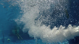 热温泉水池中漂浮到水面的气泡16秒视频