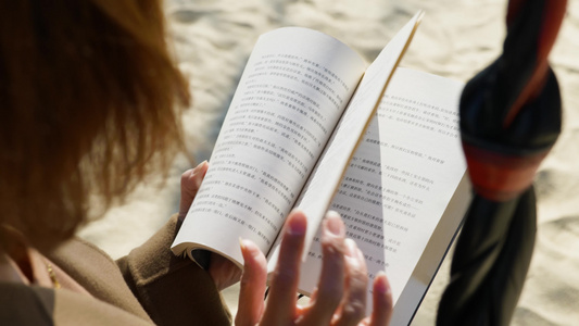 坐在海边看书的女性阅读视频