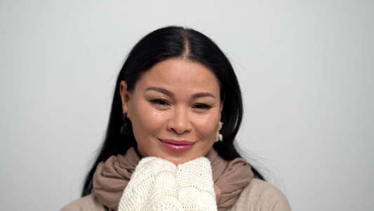 穿着白色毯子的快乐的亚洲女性肖像视频