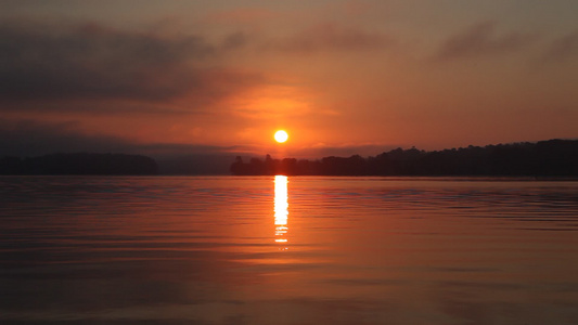 湖上美丽的橙色日落视频