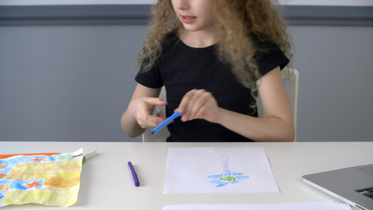 微笑的年轻女孩用触摸尖笔画画视频