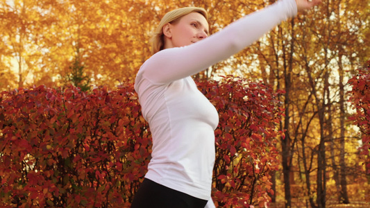 美丽的女人在秋季公园的户外课上训练芭蕾舞在城市公园视频