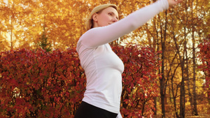 美丽的女人在秋季公园里跳芭蕾舞27秒视频