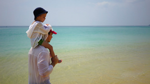 父亲和儿子在海边的海滩上行走13秒视频