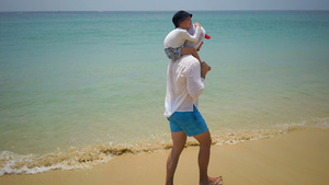 父亲和儿子在海边的海滩上行走26秒视频
