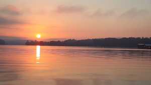美丽的日落在湖面21秒视频