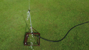 喷洒水轮流浇灌草地18秒视频
