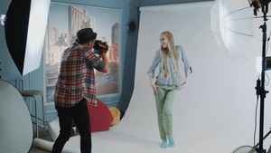 摄影师拍摄美丽的金发碧眼模特拍摄时尚杂志的照片20秒视频