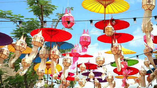 北泰国北部挂着户外装饰的灯和雨伞视频