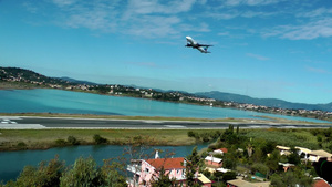 喷气式飞机从岛屿机场起飞6秒视频