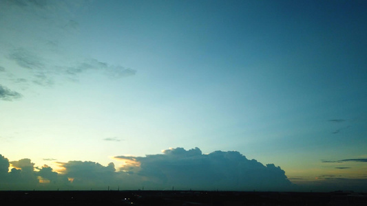 在美国奥兰多的日落天空中移动和滚动的暴风云的游戏中视频