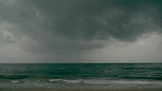 阿联酋富查伊拉汹涌的大海上空的乌云恶劣天气飓风季节视频