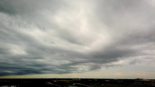 风暴云在奥兰多orlandousa的天空中迅速移动视频